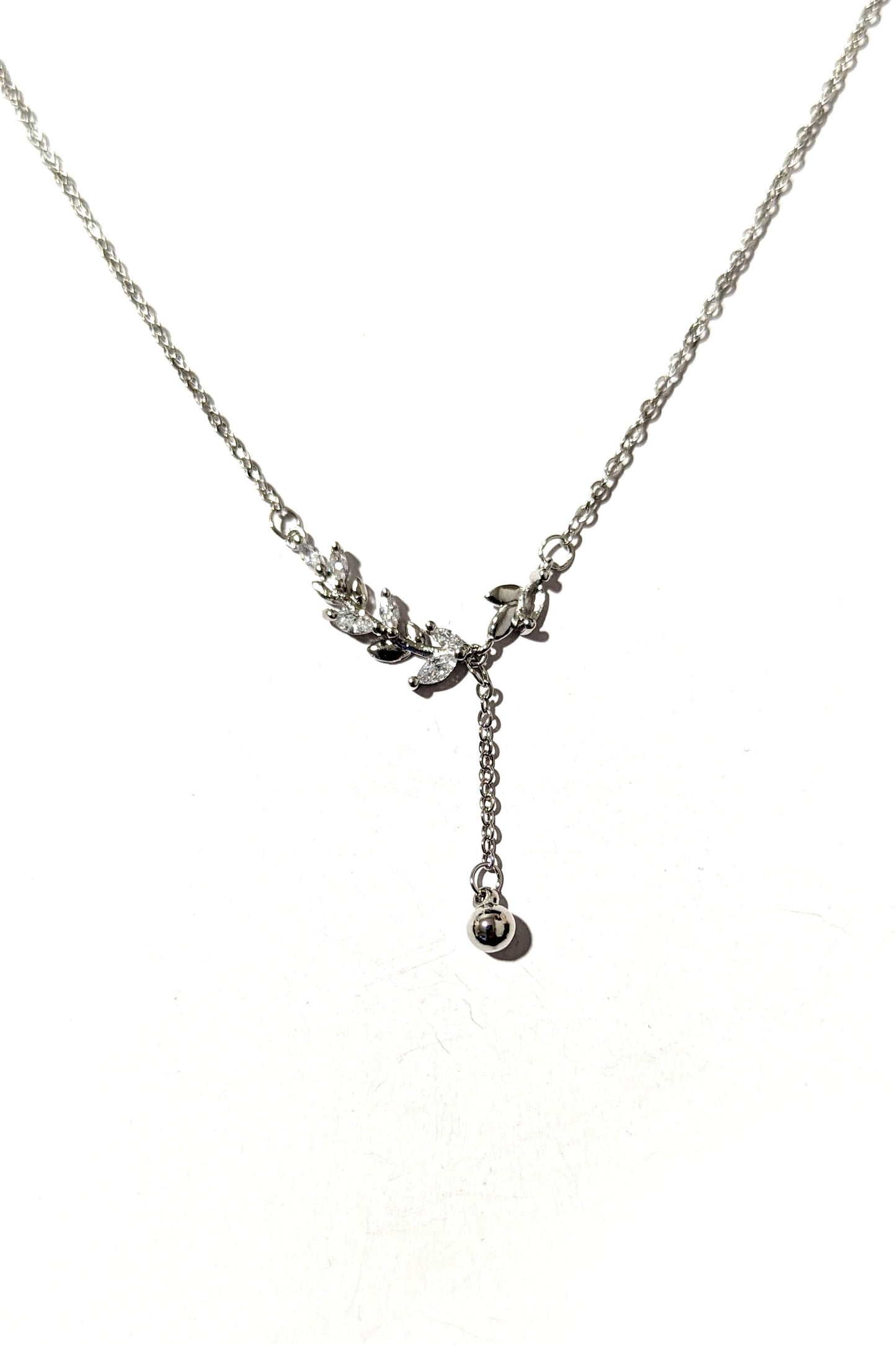 Elegant Silver Leaf Detailed Necklace