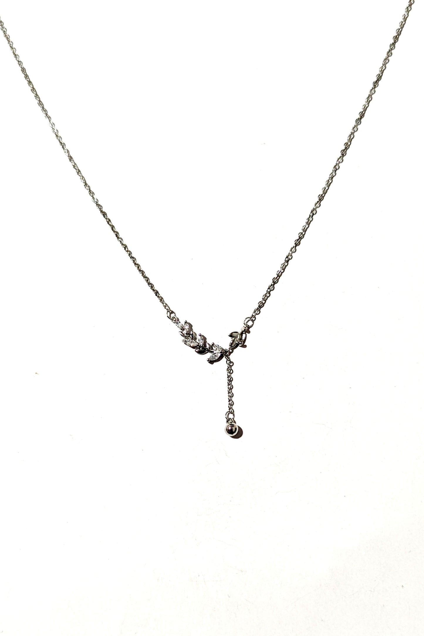 Elegant Silver Leaf Detailed Necklace