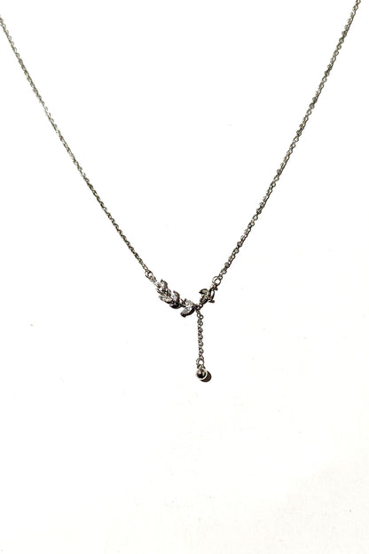 Elegant Silver Leaf Detailed Necklace