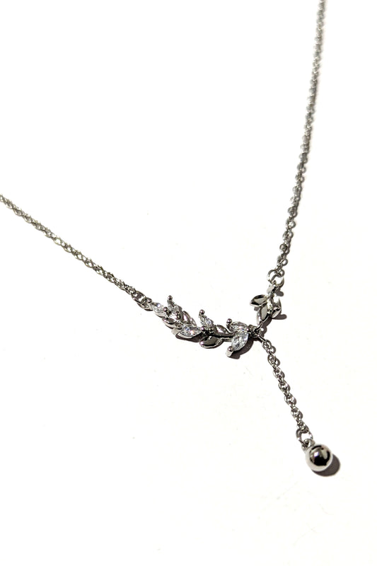 Elegant Silver Leaf Detailed Necklace